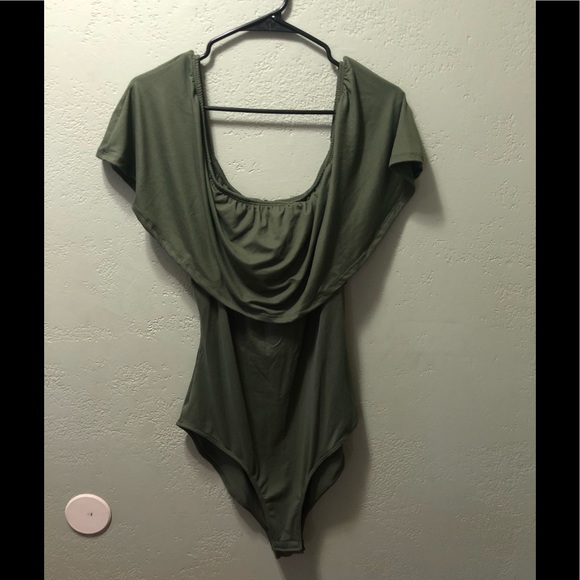 Ups Downs Size 1X Olive off the shoulder bodysuit